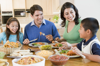 Limiter les risques d'obésité : prenez les repas en famille 