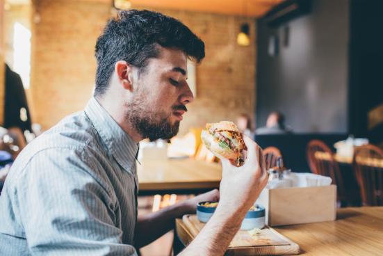 Le stress favorise la consommation alimentaire