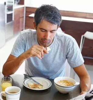 Pour maigrir durablement, cessez de manger comme un enfant !