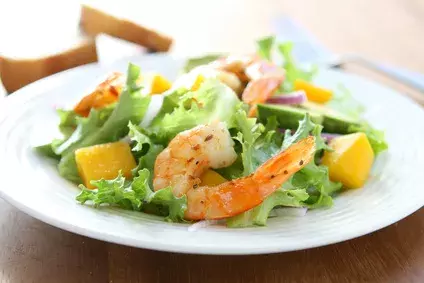 Salade de mangues, avocats et crevettes à l'asiatique