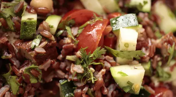 Salade de riz rouge et pois chiches aux courgettes et tofu fumé