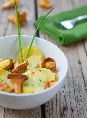 le plat de pommes de terre et chanterelles