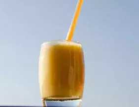 Le smoothie aux carottes et aux pommes